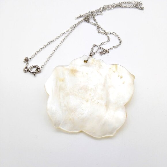 Carved Mother of Pearl Flower Pendant Necklace, Vintage Floral on Delicate Sterl - Picture 3 of 3